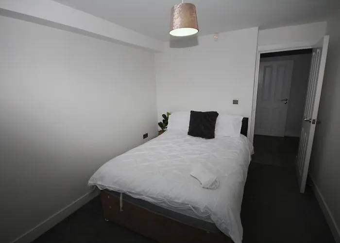 Holden Court Apartments -Apt 4